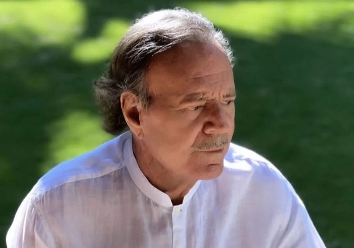 Las graves acusaciones contra el cantante, que la Fiscalía ha llevado a la Audiencia Nacional, cuestionan su leyenda de 'eterno seductor' y dejan en 'shock' a su legión de seguidores